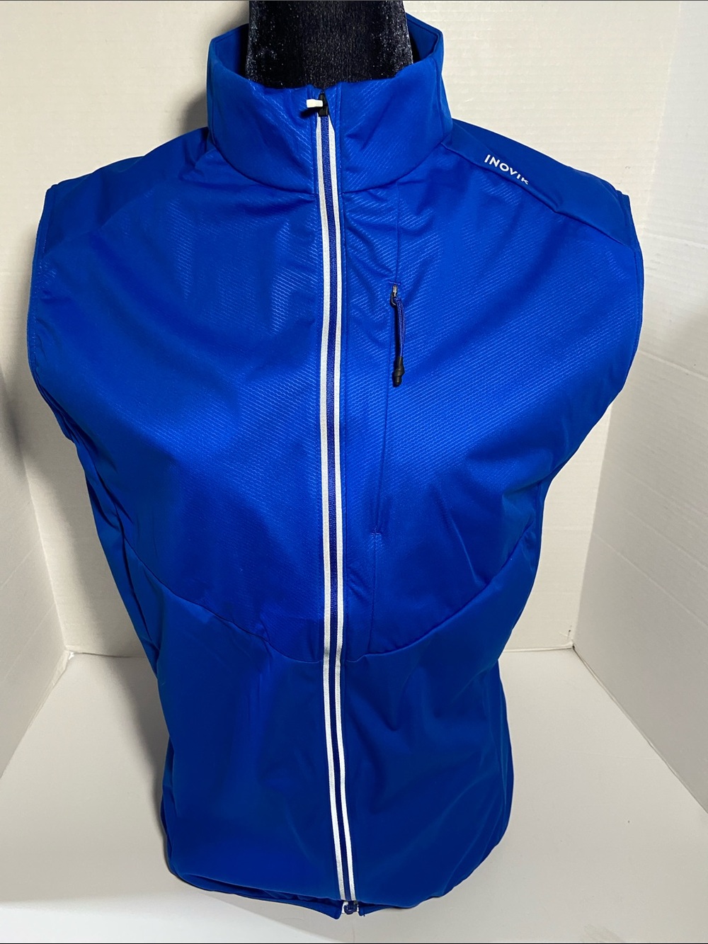 Inovik cross-country skiing and outdoor sports vest with reflective trim.